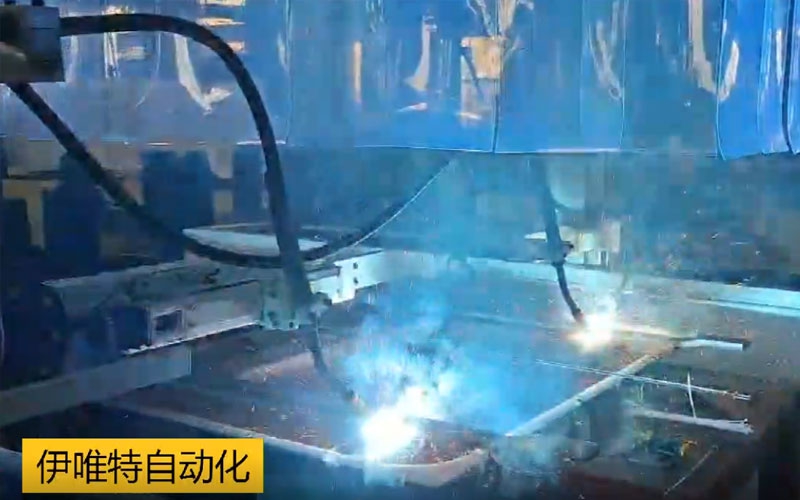 双机四枪同步焊接火车车门